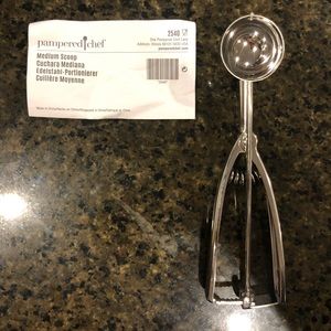 Pampered Chef Medium Scoop. Brand new